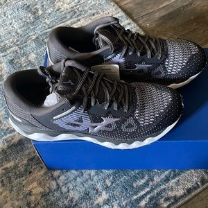 Mizuno size 9 womens wave horizon 5